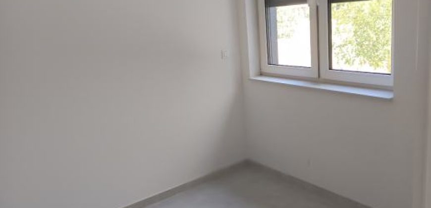 STAN OSIJEK USELJIV ODMAH USKE NJIVE KNINSKA ULICA, četverosoban stan na 2.katu 97m2+PARKING